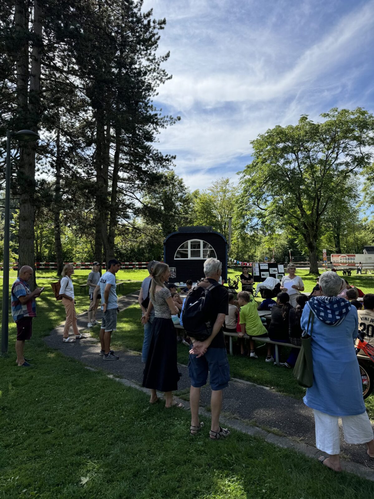 Einweihungsfest: Spielkiste und Klettermikado im Gyrischachen