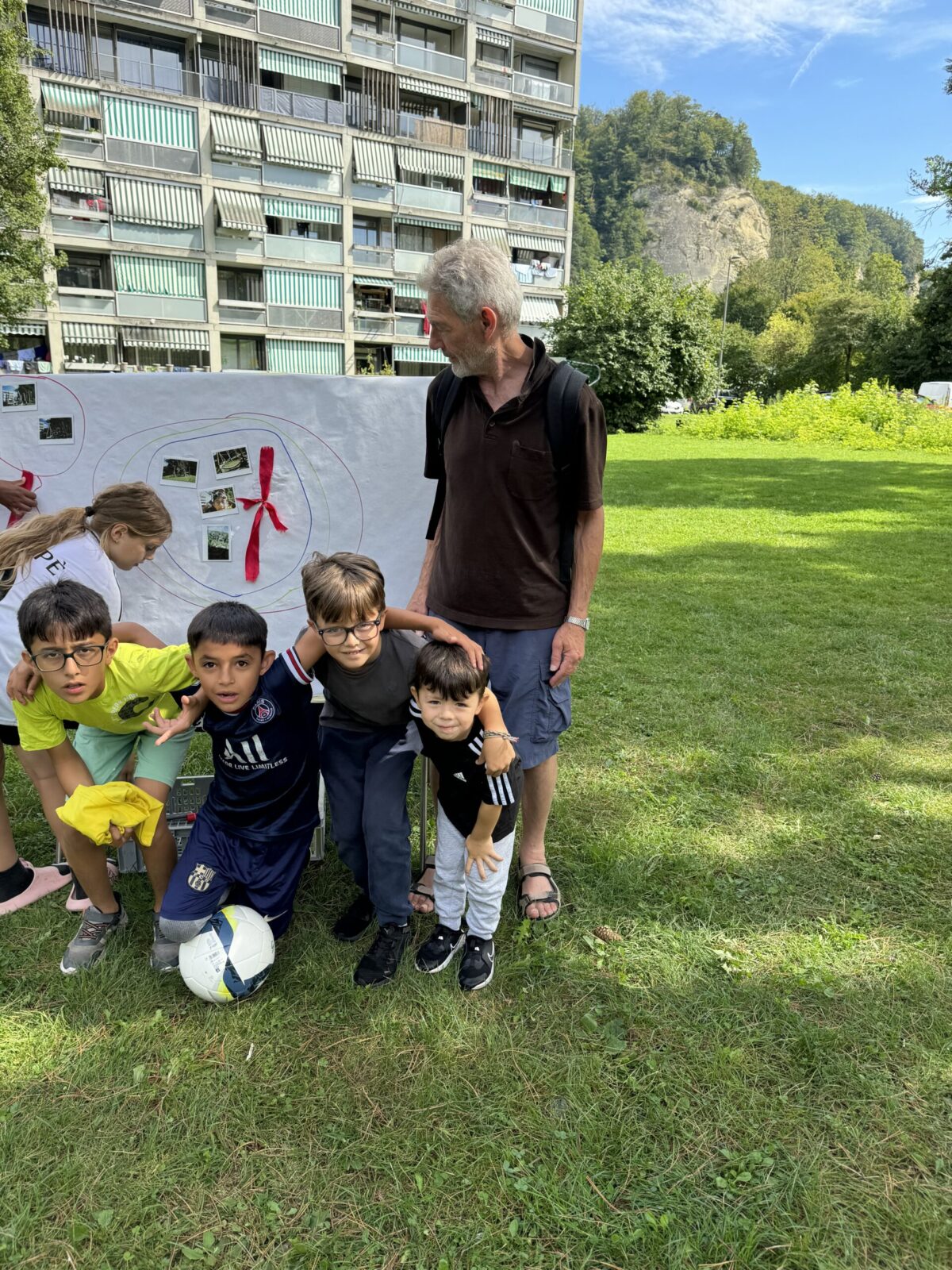 Einweihungsfest: Spielkiste und Klettermikado im Gyrischachen