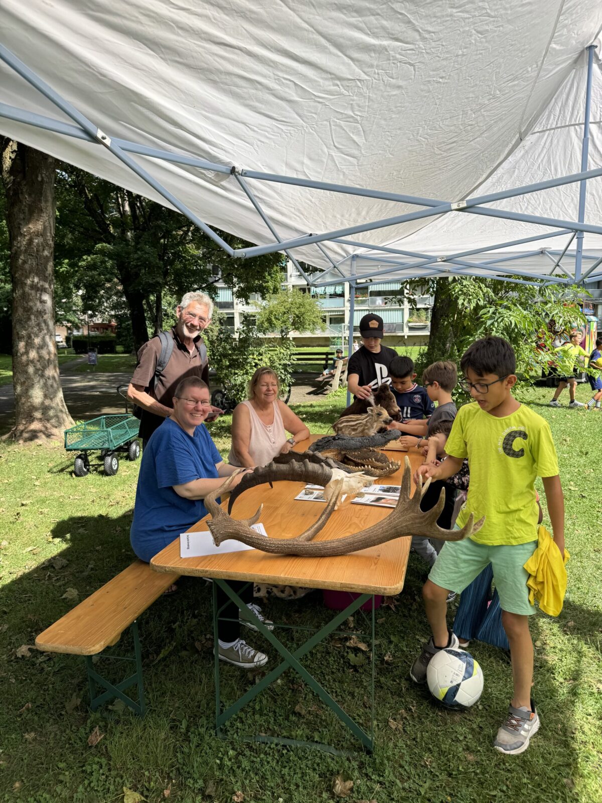 Einweihungsfest: Spielkiste und Klettermikado im Gyrischachen